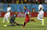 Clint Dempsey (USA) prekonáva v úvodnej minúte zápasu brankára Adama Kwaraseyho v zápase G-skupiny MS 2014 Ghana - USA (1:2). Dobieha s číslom 11 Sulley Muntari (Ghana). Natal, 16. jún 2014.