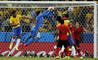 Mexický brankár Guillermo Ochoa vyráža hlavičku strelu v zápase MS 2014 Brazília - Mexiko (0:0), Vľavo s č. 8 Paulinho (Brazília), č. 23 Jose Juan Vazquez (Mexiko). Fortaleza, 17. jún 2014.