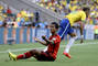 Brazílsky futbalista Neymar (vpravo) a mexický hráč Giovani dos Santos bojujú o loptu v zápase MS 2014 Brazília - Mexiko (0:0), Fortaleza, 17. jún 2014.