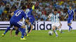 Vľavo Mensur Mujdža (č.13) a hráč Argentíny Lionel Messi (vpravo) strieľa druhý gól v zápase skupiny F Argentína - Bosna Hercegovina (2:1) na štadióne Maracaná v Rio de Janeiro. Rio de Janeiro, 15. jún 2014.