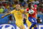 Zľava: Mark Bresciano (Austrália) a Arturo Vidal (Čile) v zápase B-skupiny MS 2014 Čile - Austrália (2:1) na štadióne Pantanal v Cuiabe. Cuiaba, 13. jún 2014.