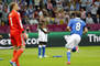 Talian Mario Balotelli oslavuje svoj druhý gól v semifinále EURO 2012 v zápase Nemecko – Taliansko 1:2. Vľavo prekonaný brankár Neuer, vpravo spoluhráč Claudio Marchisio. Varšava, 28. júna 2012.