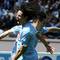 Uruguajský útočník Edinson Cavani sa teší z dosiahnutého hattricku so svojím spoluhráčom z klubu SSC Neapol Marekom Hamšíkom v zápase talianskej najvyššej súťaže Lazio Rím. Neapol, 3. apríla 2011.