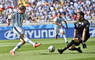 Zľava: Gonzalo Higuaín (Argentína) a brankár Alireza Haghighi (Irán) v zápase F-skupiny MS 2014 Argentína - Irán (1:0). V zadu s č. 17 Federico Fernandez. Belo Horizonte, 21. júna 2014.