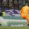 Brankár Tottenhamu Hotspurs Heurelho Gomes sleduje ako lopta z kopačky Cristiana Ronalda (Real Madrid) smeruje do siete jeho mužstva v odvetnom zápase semifinále Ligy majstrov. Londýn, 13. apríla 2011.