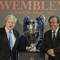 Primátor Londýna Boris Johnson a prezident UEFA Michel Platini pri príležitosti odovzdania trofeje Ligy majstrov pred tohtoročným finále, ktoré sa odohrá 28.5. vo Wembley. Londýn, 20. apríla 2011.