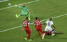 Andre Ayeuw (č. 10, Ghana) prekonáva brankára USA Tima Howarda v zápase G-skupiny MS 2014 Ghana - USA (1:2). Prizerajú sa Geoff Cameron (č. 20) a Fabian Johnson (č. 23). Natal, 16. jún 2014.