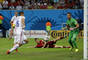 Clint Dempsey (č. 8, USA) strieľa gól v zápase G-skupiny MS 2014 USA - Portugalsko (2:2). Na zemi č. 21, Joao Pereira a brankár Beto (obaja Portugalsko). Manaus, 22. jún 2014.