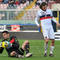 Slovenský brankár v drese Catanie Tomáš Košický a stredopoliar Janova Marco Rossi v zápase najvyššej talianskej súťaže, v ktorej Catania rozdrvila Janov 4:0. Catania, 12. február 2012.