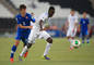 Záber zo zápasu Slovensko - Honduras v A skupine na Majstrovstvách sveta do 17 rokov v Spojených arabských emirátoch. Na snímke Šimon Kupec (v modrom). Abú Zabí, 20. október 2013.