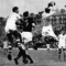 Snímka z kvalifikačného zápasu o postup na MS 1962 v Čile, v ktorom Škótsko zdolalo ČSSR 3:2. Brankár Brown sťahuje loptu pred Buberníkom (vľavo), situáciu sleduje Kvašňák. Glasgow, 26. septembra 1961.