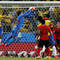 Mexický brankár Guillermo Ochoa vyráža hlavičku strelu v zápase MS 2014 Brazília - Mexiko (0:0), Vľavo s č. 8 Paulinho (Brazília), č. 23 Jose Juan Vazquez (Mexiko). Fortaleza, 17. jún 2014.