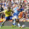 Hráč Arsenalu Aaron Ramsey (vľavo) sa pokúča obrať Mareka Hamšíka (SSC Neapol) počas zápasu na turnaji  Emirates Cup. Londýn, 3. august 2013.