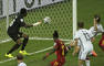 Miroslav Klose (vpravo) prekonáva brankára Ghany Fataua Daudu v zápase G-skupiny MS 2014 Nemecko - Ghana (2:2). S číslom 21 John Boye (Ghana) a č. 13 Thomas Muller (Nemecko). Fortaleza, 21. jún 2014.