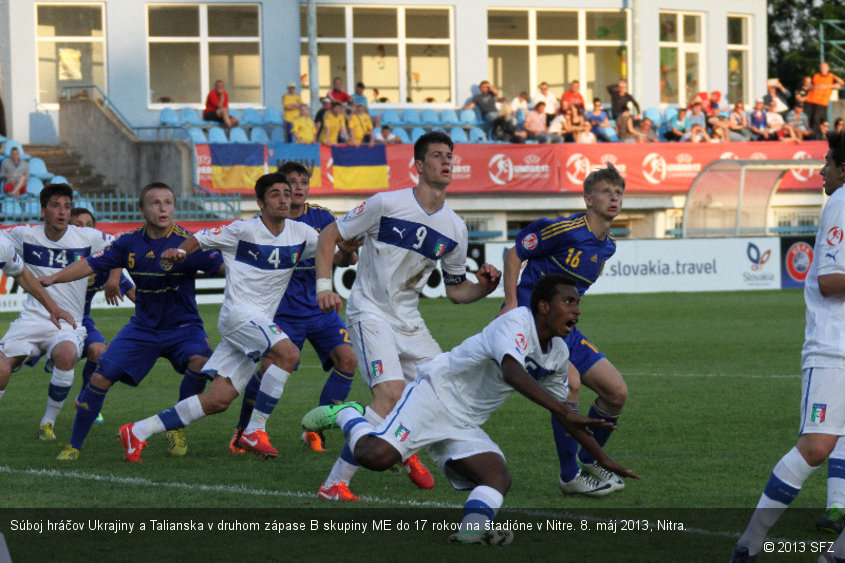 Súboj hráčov Ukrajiny a Talianska v druhom zápase B skupiny ME do 17 rokov na štadióne v Nitre. 8. máj 2013, Nitra.