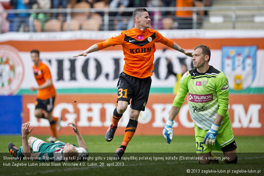 Slovenský stredpoliar Róbert Jež sa teší zo svojho gólu v zápase najvyššej poľskej ligovej súťaže (Ekstraklasa). v ktorom jeho klub Zaglebie Lubin zdolal Slask Wroclaw 4:0. Lubin, 28. apríl 2013.