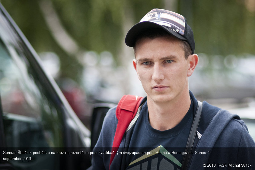 Samuel Štefánik prichádza na zraz reprezentácie pred kvalifikačným dvojzápasom proti Bosne a Hercegovine. Senec, 2. september 2013.