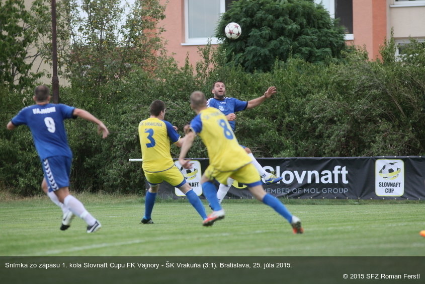 Snímka zo zápasu 1. kola Slovnaft Cupu FK Vajnory - ŠK Vrakuňa (3:1). Bratislava, 25. júla 2015.