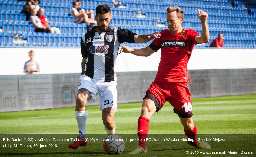 Erik Daniel (č.23) v súboji s Danielom Tóthom (č.10) v prvom zápase 1. predkola FC Admira Wacker Mödling - Spartak Myjava (1:1). St. Pölten, 30. júna 2016.