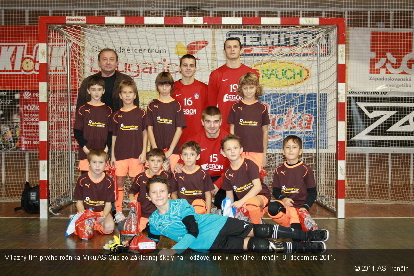 Víťazný tím prvého ročníka MikulAS Cup zo Základnej školy na Hodžovej ulici v Trenčíne. Trenčín, 8. decembra 2011.