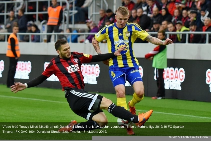 Vľavo hráč Trnavy Miloš Nikolič a hráč Dunajskej Stredy Branislav Ľupták v zápase 13. kola Fortuna ligy 2015/16 FC Spartak Trnava - FK DAC 1904 Dunajská Streda (2:0). Trnava, 17. októbra 2015.