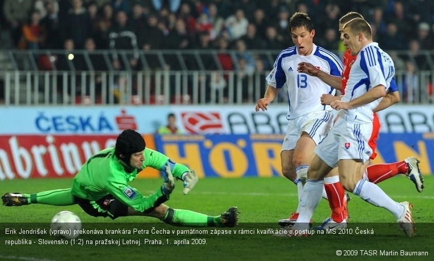 Erik Jendrišek (vpravo) prekonáva brankára Petra Čecha v pamätnom zápase v rámci kvaifikácie o postup na MS 2010 Česká republika - Slovensko (1:2) na pražskej Letnej. Praha, 1. apríla 2009.