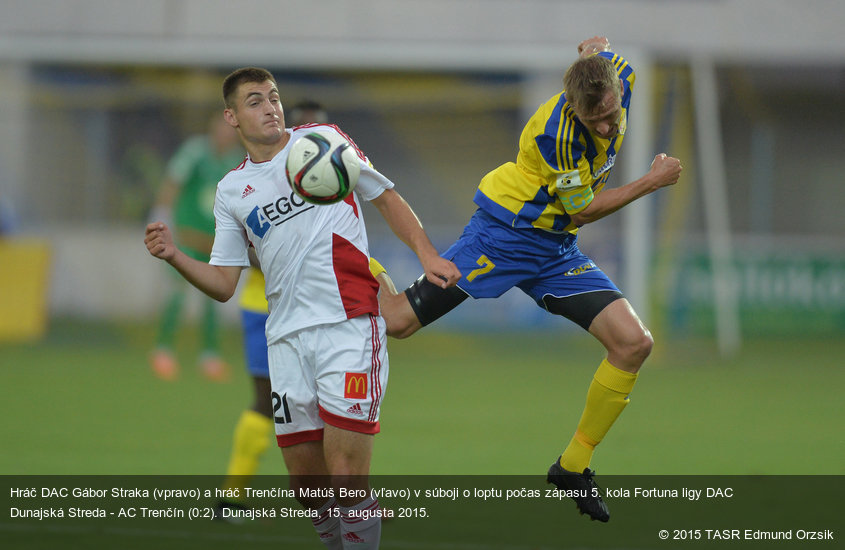 Hráč DAC Gábor Straka (vpravo) a hráč Trenčína Matúš Bero (vľavo) v súboji o loptu počas zápasu 5. kola Fortuna ligy DAC Dunajská Streda - AC Trenčín (0:2). Dunajská Streda, 15. augusta 2015.