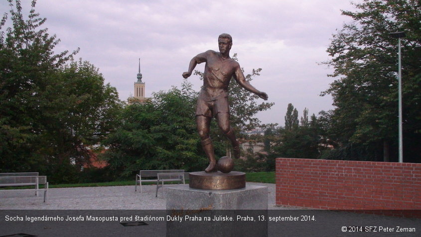 Socha legendárneho Josefa Masopusta pred štadiónom Dukly Praha na Juliske. Praha, 13. september 2014.