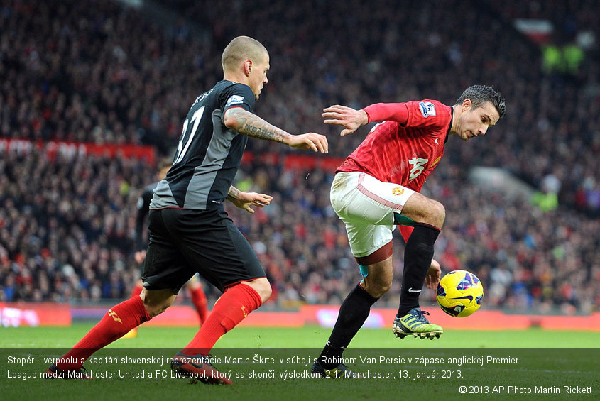 Stopér Liverpoolu a kapitán slovenskej reprezentácie Martin Škrtel v súboji s Robinom Van Persie v zápase anglickej Premier League medzi Manchester United a FC Liverpool, ktorý sa skončil výsledkom 2:1. Manchester, 13. január 2013.