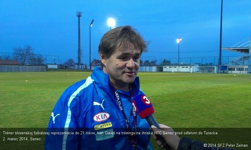 Tréner slovenskej futbalovej reprezentácie do 21 rokov, Ivan Galád na tréningu na ihrisku NTC Senec pred odletom do Turecka. 2. marec 2014, Senec.