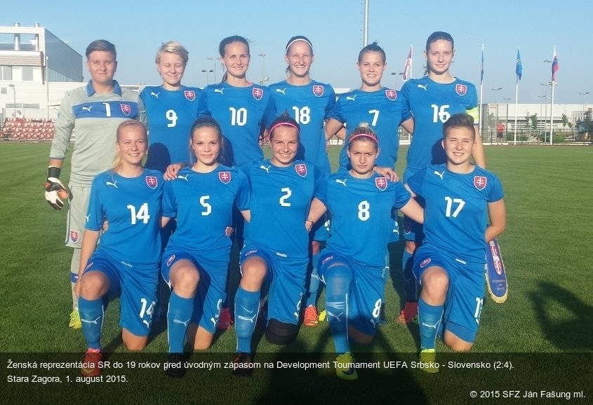 Ženská reprezentácia SR do 19 rokov pred úvodným zápasom na Development Tournament UEFA Srbsko - Slovensko (2:4). Stara Zagora, 1. august 2015.