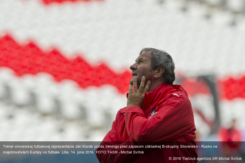 Tréner slovenskej futbalovej reprezentácie Ján Kozák počas tréningu pred zápasom základnej B-skupiny Slovensko - Rusko na majstrovstvách Európy vo futbale. Lille, 14. júna 2016. FOTO TASR - Michal Svítok