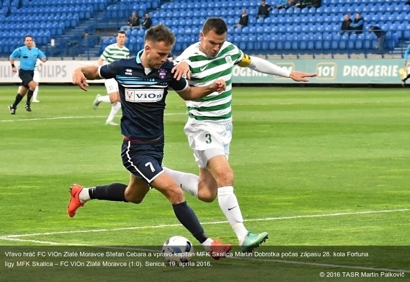 Vľavo hráč FC ViOn Zlaté Moravce Stefan Cebara a vpravo kapitán MFK Skalica Martin Dobrotka počas zápasu 28. kola Fortuna ligy MFK Skalica – FC ViOn Zlaté Moravce (1:0). Senica, 19. apríla 2016.