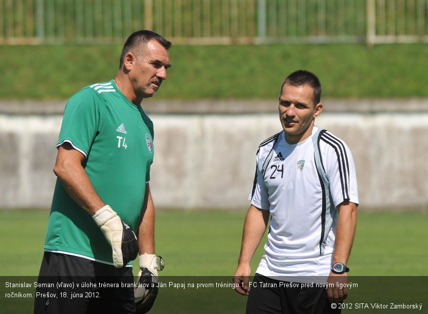 Stanislav Seman (vľavo) v úlohe trénera brankárov a Ján Papaj na prvom tréningu 1. FC Tatran Prešov pred novým ligovým ročníkom. Prešov, 18. júna 2012.