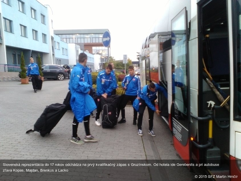 Slovenská reprezentácia do 17 rokov odchádza na prvý kvalifikačný zápas s Gruzínskom. Od hotela ide Gerebenits a pri autobuse zľava Kopas, Majdan, Brenkus a Lacko