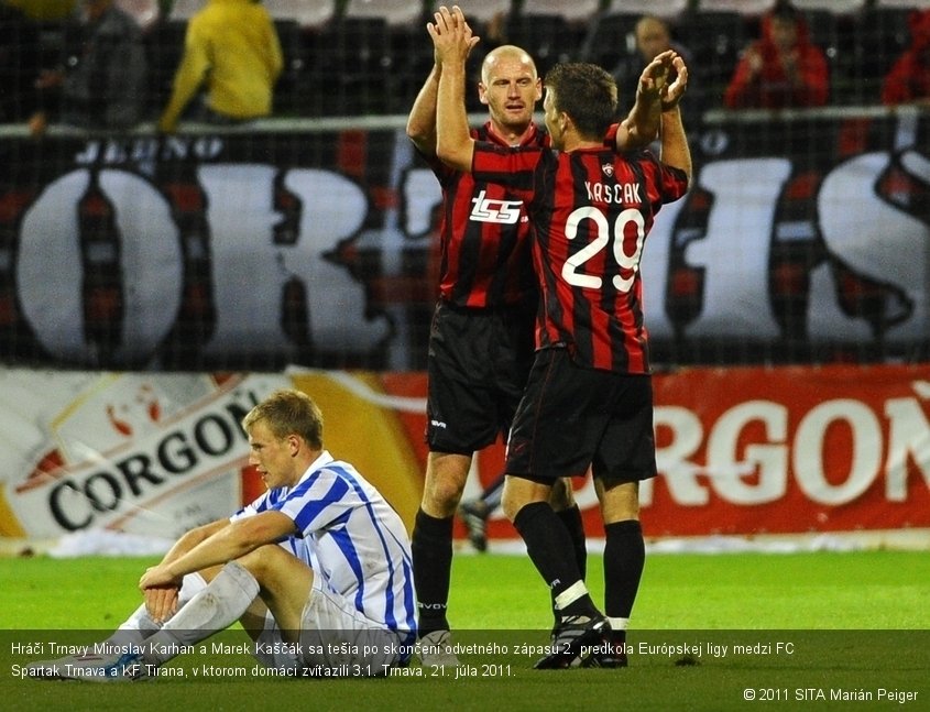 Hráči Trnavy Miroslav Karhan a Marek Kaščák sa tešia po skončení odvetného zápasu 2. predkola Európskej ligy medzi FC Spartak Trnava a KF Tirana, v ktorom domáci zvíťazili 3:1. Trnava, 21. júla 2011.