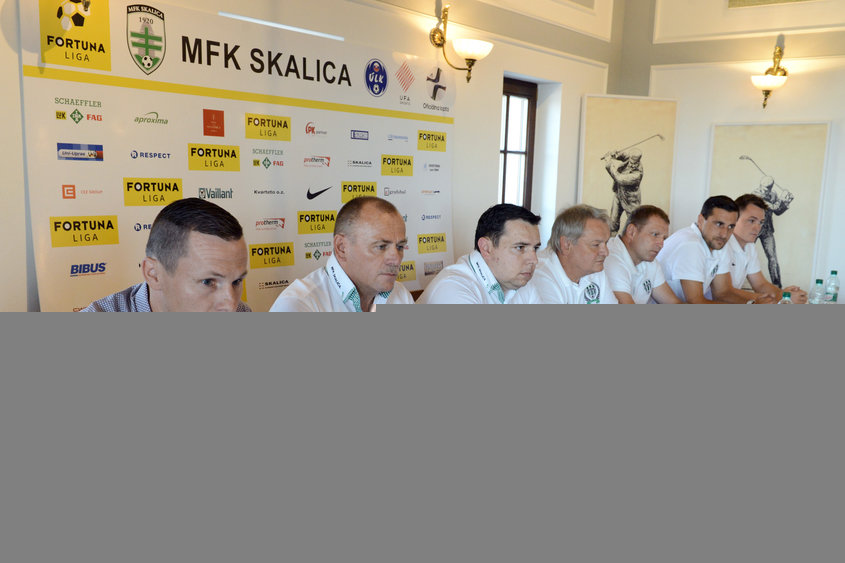 Manažér Roman Čavojský, člen predstavenstva MFK Pavel Vaško, predseda predstavenstva Peter Bartoš , člen predstavenstva Marek Gula, tréner Aleš Křeček, kapitán Pavol Majerník a hráč Peter Vaško počas tlačovej konferencie MFK Skalica pred začiatkom sezóny 2015/2016, 16. júla 2015 v Skalici.