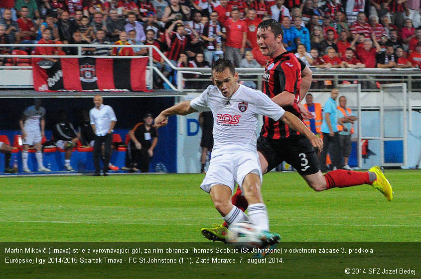 Martin Mikovič (Trnava) strieľa vyrovnávajúci gól, za ním obranca Thomas Scobbie (St.Johnstone) v odvetnom zápase 3. predkola Európskej ligy 2014/2015 Spartak Trnava - FC St.Johnstone (1:1). Zlaté Moravce, 7. august 2014.