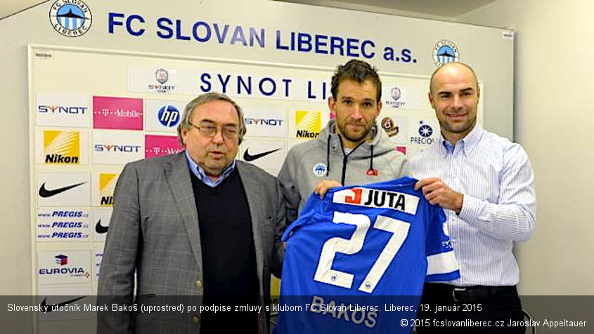 Slovenský útočník Marek Bakoš (uprostred) po podpise zmluvy s klubom FC Slovan Liberec. Liberec, 19. január 2015