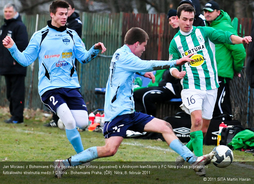 Jan Moravec z Bohemians Praha (vpravo) a Igor Kotora (uprostred) s Andrejom Ivančíkom z FC Nitra počas prípravného futbalového stretnutia medzi FC Nitra - Bohemians Praha, (ČR). Nitra, 8. február 2011.