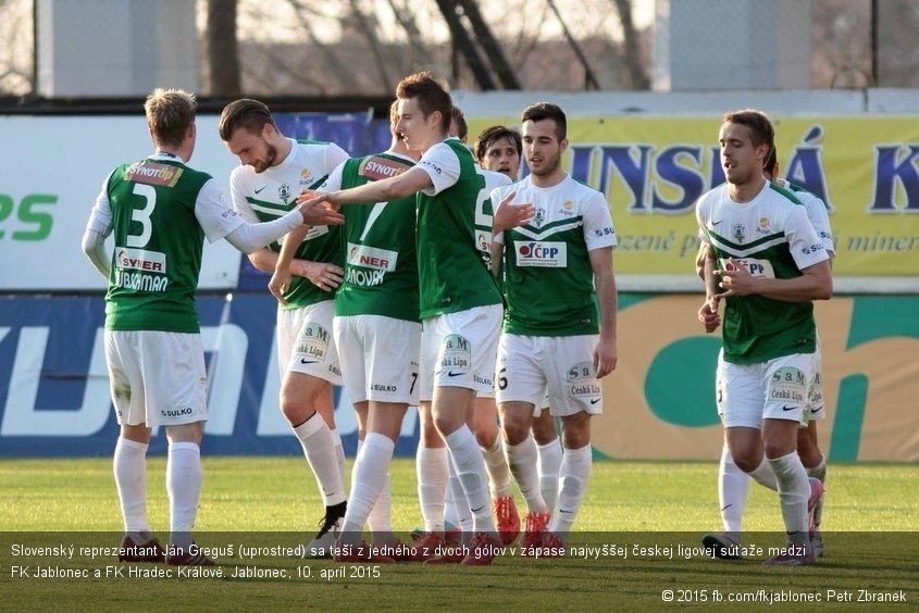 Slovenský reprezentant Ján Greguš (uprostred) sa teší z jedného z dvoch gólov v zápase najvyššej českej ligovej súťaže medzi FK Jablonec a FK Hradec Králové. Jablonec, 10. apríl 2015