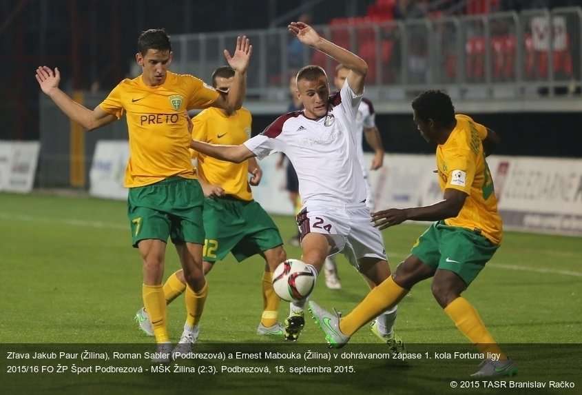 Zľava Jakub Paur (Žilina), Roman Sabler (Podbrezová) a Ernest Mabouka (Žilina) v dohrávanom zápase 1. kola Fortuna ligy 2015/16 FO ŽP Šport Podbrezová - MŠK Žilina (2:3). Podbrezová, 15. septembra 2015.