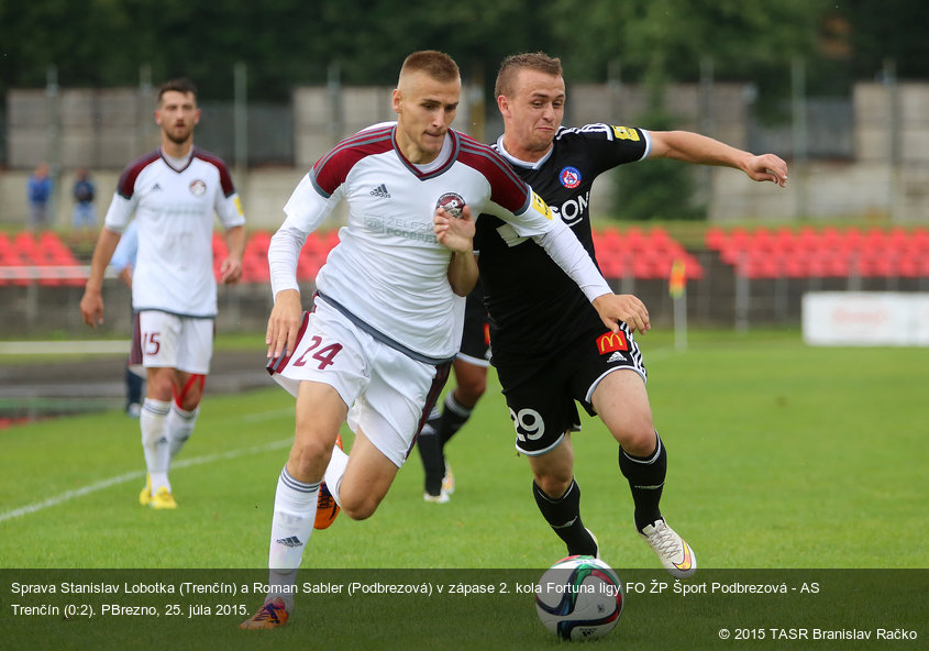 Sprava Stanislav Lobotka (Trenčín) a Roman Sabler (Podbrezová) v zápase 2. kola Fortuna ligy FO ŽP Šport Podbrezová - AS Trenčín (0:2). PBrezno, 25. júla 2015.