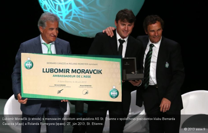 Ľubomír Moravčík (v strede) s menovacím dekrétom ambasádora AS St. Etienne v spoločnosti prezidentov klubu Bernarda Caiazza (vľavo) a Rolanda Romeyera (vpavo). 27. jún 2013, St. Etienne.