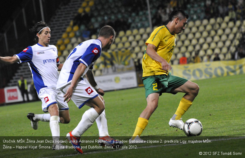 Útočník MŠK Žilina Jean Deza (vpravo) uniká Adrianovi Rochetovi a Eladovi Gabaiovi v zápase 2. predkola Ligy majstrov MŠK Žilina – Hapoel Kirjat Šmona (1:0) na štadióne pod Dubňom. Žilina, 17. júla 2012.