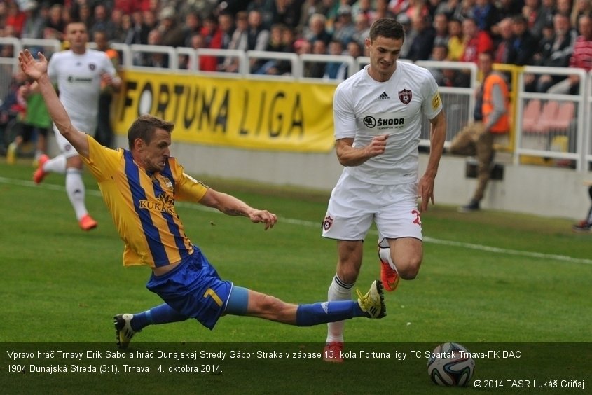 Vpravo hráč Trnavy Erik Sabo a hráč Dunajskej Stredy Gábor Straka v zápase 13. kola Fortuna ligy FC Spartak Trnava-FK DAC 1904 Dunajská Streda (3:1). Trnava,  4. októbra 2014.