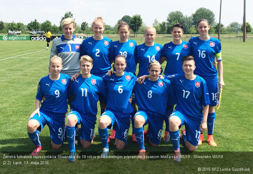 Ženská futbalová reprezentácia Slovenska do 19 rokov pred odvetným prípravným zápasom Maďarsko WU19 - Slovensko WU19 (2:2). Lipót, 13. mája 2015.