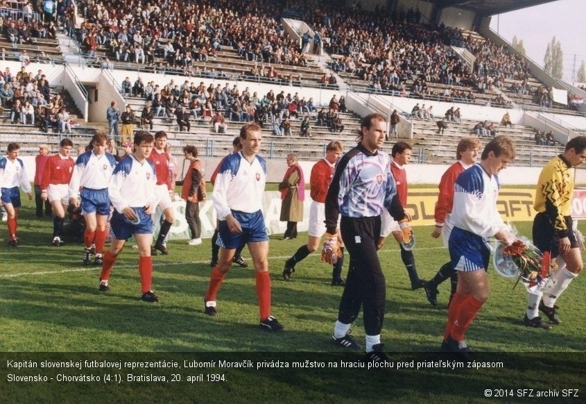 Kapitán slovenskej futbalovej reprezentácie, Ľubomír Moravčík privádza mužstvo na hraciu plochu pred priateľským zápasom Slovensko - Chorvátsko (4:1). Bratislava, 20. apríl 1994.