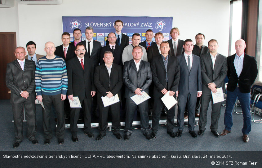 Slávnostné odovzdávanie trénerských licencií UEFA PRO absolventom. Na snímke absolventi kurzu. Bratislava, 24. marec 2014.