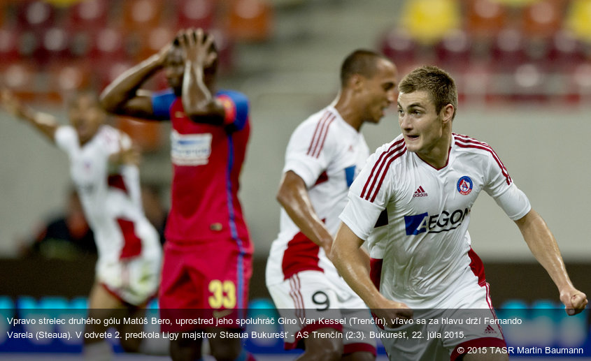 Vpravo strelec druhého gólu Matúš Bero, uprostred jeho spoluhráč Gino Van Kessel (Trenčín), vľavo sa za hlavu drží Fernando Varela (Steaua). V odvete 2. predkola Ligy majstrov Steaua Bukurešť - AS Trenčín (2:3). Bukurešť, 22. júla 2015.